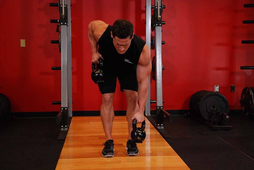 Alternative demonstration of Alternating Kettlebell Row exercise