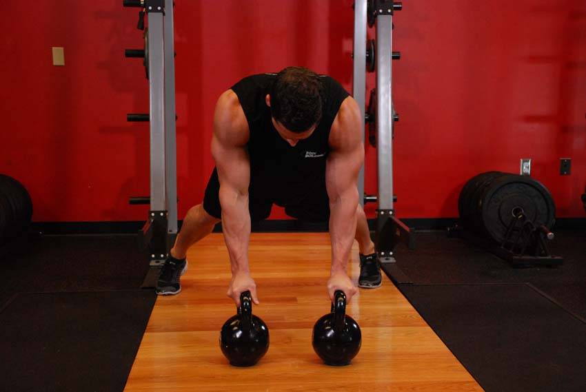 Demonstration of Alternating Renegade Row exercise showing proper form and technique