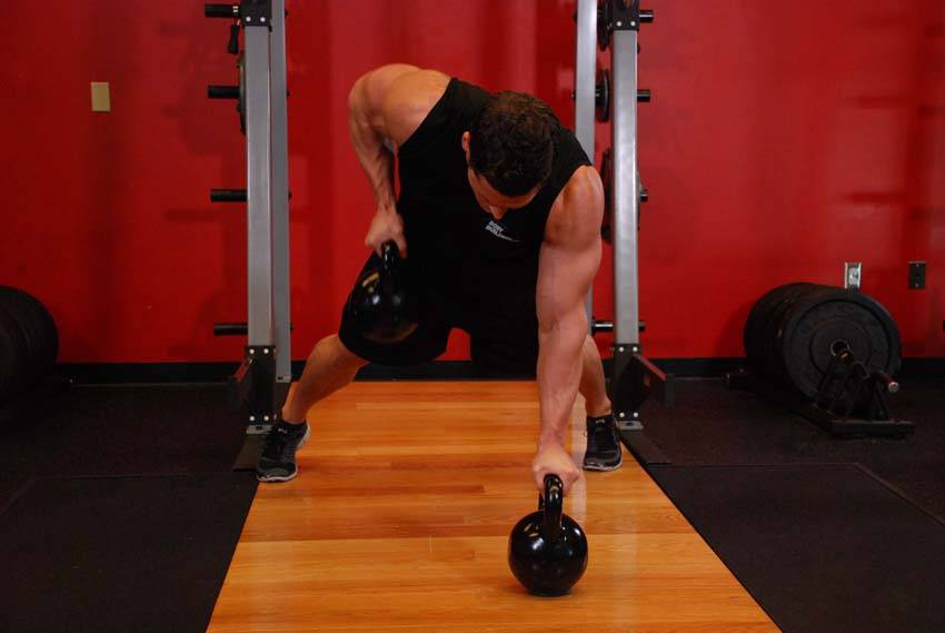 Alternative demonstration of Alternating Renegade Row exercise