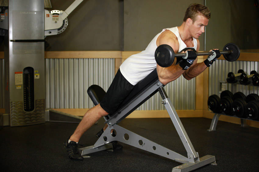 Alternative demonstration of Barbell Curls Lying Against An Incline exercise