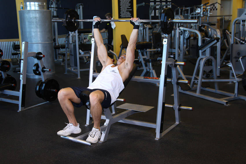 Alternative demonstration of Barbell Incline Shoulder Raise exercise