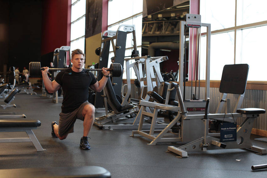 Alternative demonstration of Barbell Walking Lunge exercise