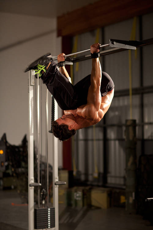 Demonstration of Bodyweight Mid Row exercise showing proper form and technique