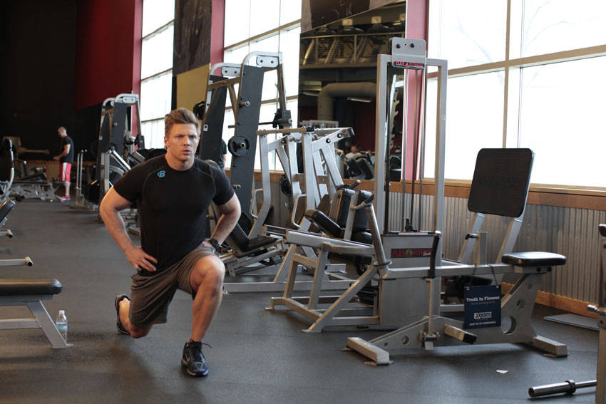 Alternative demonstration of Bodyweight Walking Lunge exercise