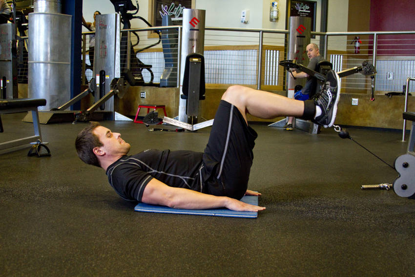 Alternative demonstration of Cable Reverse Crunch exercise