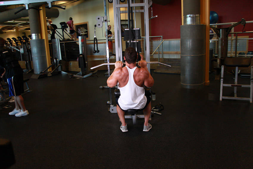 Alternative demonstration of Close-Grip Front Lat Pulldown exercise