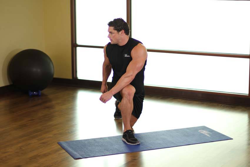 Alternative demonstration of Crossover Reverse Lunge exercise