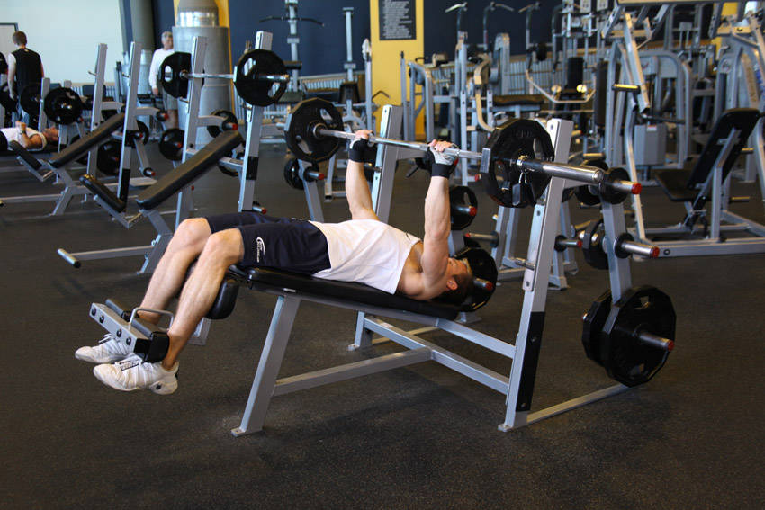 Alternative demonstration of Decline Barbell Bench Press exercise