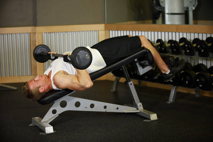 Alternative demonstration of Decline Close-Grip Bench To Skull Crusher exercise