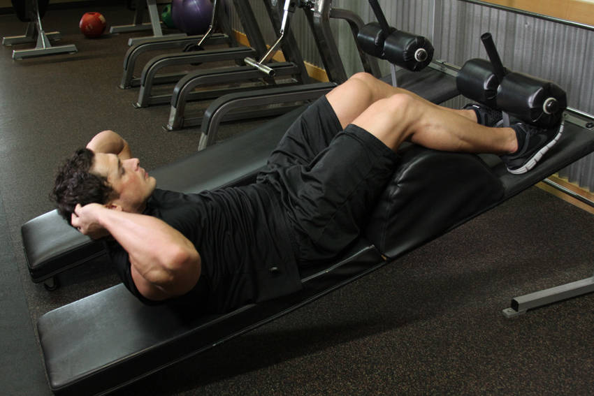 Alternative demonstration of Decline Crunch exercise