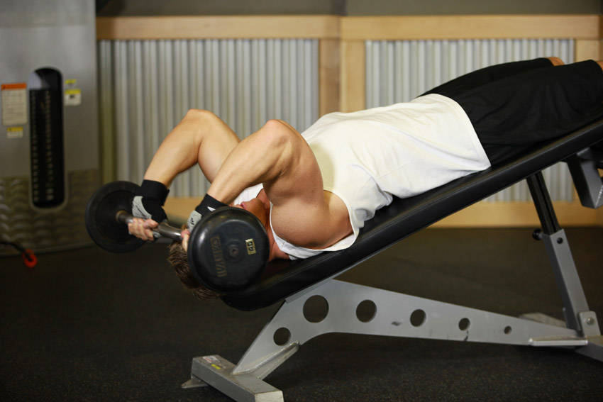 Alternative demonstration of Decline EZ Bar Triceps Extension exercise