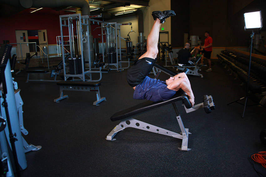 Alternative demonstration of Decline Reverse Crunch exercise