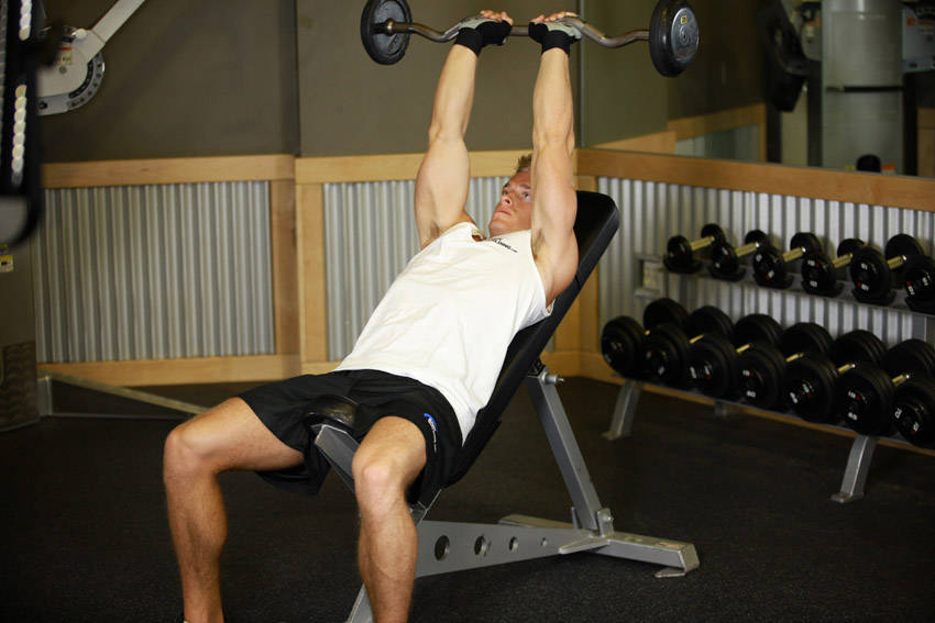 Alternative demonstration of Incline Barbell Triceps Extension exercise