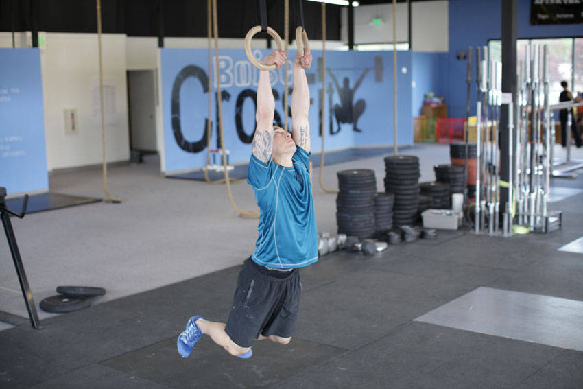 Demonstration of Kipping Muscle Up exercise showing proper form and technique