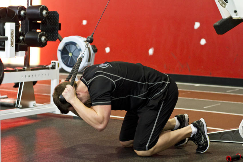 Alternative demonstration of Kneeling Cable Crunch With Alternating Oblique Twists exercise