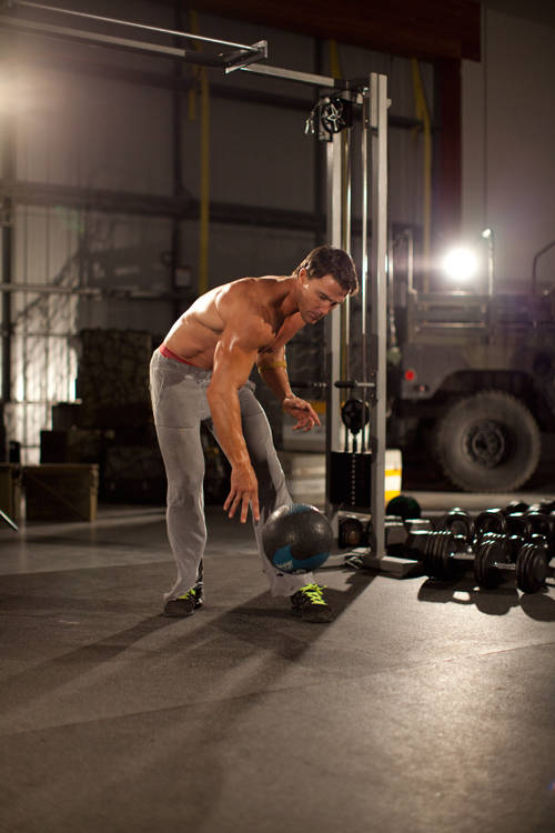 Alternative demonstration of One-Arm Medicine Ball Slam exercise