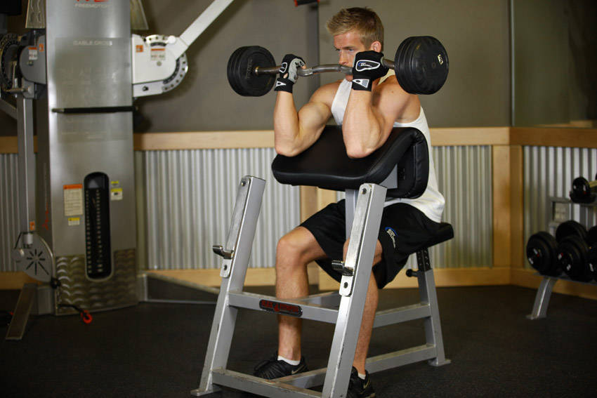 Alternative demonstration of Preacher Curl exercise