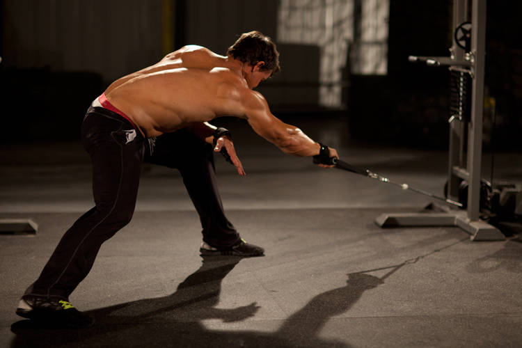 Demonstration of Shotgun Row exercise showing proper form and technique
