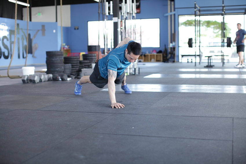 Alternative demonstration of Single-Arm Push-Up exercise