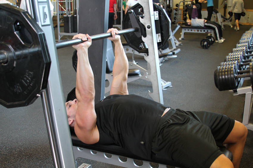 Alternative demonstration of Smith Machine Close-Grip Bench Press exercise