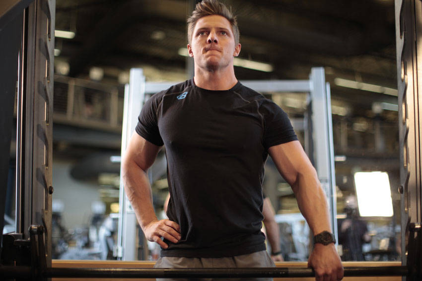 Demonstration of Smith Machine One-Arm Upright Row exercise showing proper form and technique