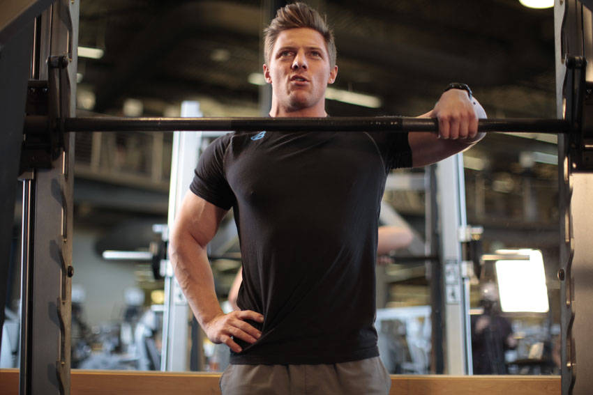 Alternative demonstration of Smith Machine One-Arm Upright Row exercise