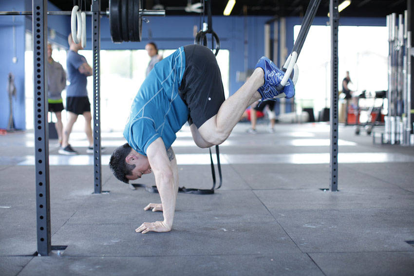 Alternative demonstration of Suspended Reverse Crunch exercise