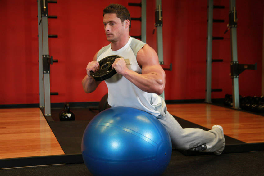 Alternative demonstration of Weighted Ball Hyperextension exercise