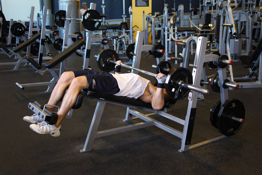 Alternative demonstration of Wide-Grip Decline Barbell Bench Press exercise