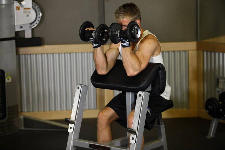 Alternative demonstration of Zottman Preacher Curl exercise